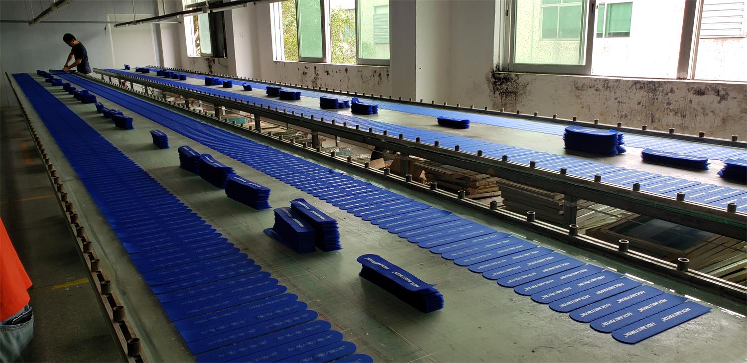 Do you know how the logo on the ski strap?